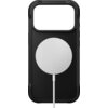 Czarne etui na telefon z dużym otworem na aparat i okrągłym, białym elementem MagSafe na środku. Etui ma teksturowane krawędzie i gładką powierzchnię.