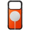 Pomarańczowe etui z czarnymi krawędziami, przeznaczone do telefonu, z widocznym okrągłym elementem MagSafe na środku. Produkt ma prostokątny kształt z dużym otworem na aparat u góry.