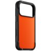 Pomarańczowe etui na telefon z czarnymi krawędziami, przeznaczone do modelu iPhone 17 Pro, z dużym otworem na aparat. Na bocznej krawędzi widoczny jest przycisk.