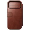 Brązowe etui wykonane z gładkiej skóry, z widocznym przeszyciem i zapięciem na klapkę. Na górze znajduje się poziomy otwór, a całość ma elegancki, minimalistyczny design.