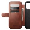 Brązowe skórzane etui z trzema kieszonkami na karty i miejscem na banknoty, z widocznym napisem "NOMAD Horween Leather Co. Chicago • Est. 1905". Po prawej stronie znajduje się miejsce na telefon z czarną obwódką.