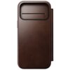Brązowe etui wykonane z gładkiej skóry, z wycięciem na aparat i cienkim, poziomym otworem na karty. Produkt ma elegancki, minimalistyczny design.