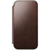 Brązowe skórzane etui z gładką powierzchnią i delikatnym przeszyciem wzdłuż krawędzi. Etui ma zaokrąglone rogi i wycięcie na górze.