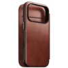 Brązowe skórzane etui na telefon z widocznymi przeszyciami i miejscem na aparat, wykonane z materiału Horween. Etui ma elegancki wygląd i jest przeznaczone do modelu Apple iPhone 17 Pro.