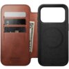 Brązowe etui skórzane z trzema kieszonkami na karty i miejscem na banknoty, obok czarna część ochronna z okrągłym wzorem. Na etui widnieje napis: "NOMAD Horween Leather Co. Chicago • Est. 1905".