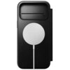 Czarne etui na telefon z okrągłym, białym elementem na środku oraz wąskim, poziomym otworem w górnej części. Etui ma gładką powierzchnię i jest zamknięte.
