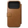 Jasnobrązowe etui skórzane z klapką, posiada czarny prostokątny otwór na aparat oraz zapięcie na zatrzask. Produkt przeznaczony jest do telefonu Apple iPhone 17 Pro.