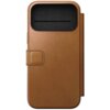Jasnobrązowe etui skórzane z klapką, przeznaczone do telefonu, z widocznym czarnym wycięciem na aparat fotograficzny. Etui posiada zapięcie na magnes oraz starannie wykonane szwy.