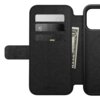 Czarne etui skórzane z trzema kieszonkami na karty i miejscem na banknoty, z widocznym napisem "NOMAD" na dole. Po prawej stronie znajduje się miejsce na telefon z dużym otworem na aparat.