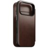 Brązowe, skórzane etui na telefon z widocznymi przeszyciami i miejscem na aparat, wykonane z materiału Horween. Na boku etui znajduje się przycisk z napisem "NOMAD".