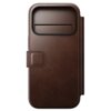 Brązowe, skórzane etui na telefon z klapką, posiada wycięcie na aparat oraz kieszonkę na karty. Etui ma widoczne przeszycia i zapięcie na zatrzask.