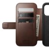 Brązowe etui skórzane z trzema kieszonkami na karty i miejscem na banknoty, z widocznym napisem "NOMAD Horween Leather Co Chicago, IL USA". Obok znajduje się miejsce na telefon z okrągłym wzorem.
