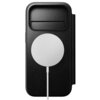 Czarne skórzane etui na telefon z okrągłym, białym elementem przypominającym ładowarkę magnetyczną przymocowaną do tylnej części. Etui ma wycięcie na aparat oraz widoczne przeszycia na krawędziach.