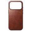 Brązowe etui wykonane z gładkiej skóry, z dużym otworem na aparat w górnej części. Produkt ma eleganckie wykończenie i jest przeznaczony do telefonu Apple iPhone 17 Pro.
