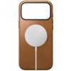 Jasnobrązowe etui na telefon z dużym otworem na aparat i okrągłym, białym elementem MagSafe na środku. Etui ma gładką powierzchnię i jest przeznaczone do modelu Apple iPhone 17 Pro Max.