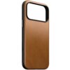 Jasnobrązowe etui wykonane z gładkiej skóry, z dużym otworem na aparat i przyciskiem bocznym na czarnej ramce. Produkt jest przeznaczony do telefonu Apple iPhone 17 Pro Max i obsługuje technologię MagSafe.