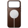 Brązowe etui z okrągłym, białym elementem MagSafe na środku, przeznaczone do telefonu Apple iPhone 17 Pro Max. Produkt wykonany z gładkiego materiału, z dużym wycięciem na aparat u góry.