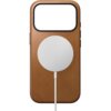 Jasnobrązowe etui na telefon z dużym otworem na aparat i okrągłym, białym elementem MagSafe na środku. Etui wykonane jest z gładkiego materiału, a po bokach widoczne są przyciski.