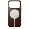 Brązowe etui na telefon z dużym, okrągłym, białym elementem na środku, przypominającym ładowarkę MagSafe. Etui ma wycięcie na aparat w górnej części.