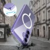 Przezroczyste etui na telefon z fioletowymi krawędziami i trzema otworami na aparaty, unosi się nad pękniętą nawierzchnią ulicy w tle. W lewym górnym rogu znajduje się powiększenie narożnika etui z niebieskimi strzałkami wskazującymi na jego elastyczność.