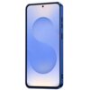 Na zdjęciu widoczny jest smartfon w granatowym etui z zaokrąglonymi krawędziami, z wyświetlaczem pokazującym abstrakcyjny, niebieski wzór. Na ekranie znajduje się mały otwór na kamerę u góry, a po bokach etui widoczne są przyciski.