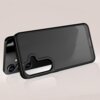 Czarne, matowe etui na telefon z wycięciem na aparat, prezentowane na jasnym tle. Etui jest przeznaczone do modelu Samsung Galaxy S25 FE.