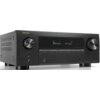 Czarny amplituner Denon z wyświetlaczem pokazującym tekst "Dolby Atmos" i "B-ray", posiada dwa duże pokrętła oraz kilka przycisków i złączy na przednim panelu. Logo "DENON" znajduje się w lewym górnym rogu urządzenia.