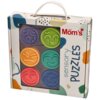 Opakowanie zawiera sześć kolorowych klocków sensorycznych z różnymi wyrazami twarzy, a na pudełku widnieje napis "Mom's Care sensory PUZZLES". Tło opakowania jest ozdobione kolorowymi plamami i wzorami.
