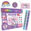 Zestaw kreatywny DIAMOND DOTZ Dotzies Sparkling Unicorn 018-DTZ10012 zawiera różnokolorowe koraliki, dwa bransoletki, piórnik z jednorożcem oraz naklejki z tęczą i pączkiem. Na opakowaniu widnieje napis "DOTZIES" oraz "IT'S SPARKLE TIME!", a także instruk