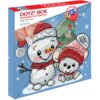 Na zdjęciu znajduje się opakowanie zestawu kreatywnego "DOTZ® BOX DIAMOND DOTTING KIT" z motywem świątecznym, przedstawiające uśmiechnięte postacie bałwanka i myszki w czapkach, na tle niebieskiego nieba z gwiazdkami. Na opakowaniu widnieje napis "SUPER F