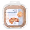 Kwadratowe opakowanie z przezroczystego plastiku zawiera brązowe foremki papierowe do frytkownicy, z etykietą przedstawiającą pizzę i frytki oraz tekst: "Vilde AIR FRYER PAPER LINER 19x19cm 50pcs".