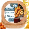 Na zdjęciu widoczne są papierowe foremki do frytkownicy powietrznej z napisem "Vilde Air Fryer Paper Liner 23x23cm 50pcs", a w tle znajdują się frytki i kawałki kurczaka. Na dole widoczne są ikony oznaczające możliwość użycia w piekarniku i kuchence mikro