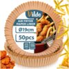 Na zdjęciu widoczne są papierowe foremki do frytkownicy powietrznej z etykietą zawierającą tekst: "Vilde, Air Fryer Paper Liner, Ø19cm, 50pcs" oraz ikony oznaczające możliwość użycia w piekarniku i kuchence mikrofalowej. W tle znajdują się frytki i kawałk