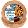Na zdjęciu widoczne są brązowe foremki papierowe z etykietą, na której znajduje się napis: "Vilde, Air Fryer Paper Liner, Ø19cm, 100pcs". Etykieta zawiera również ikony piekarnika i mikrofalówki oraz zdjęcie frytek i skrzydełek kurczaka.