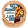 Brązowe foremki papierowe z etykietą przedstawiającą zdjęcie frytek i skrzydełek kurczaka w koszu frytkownicy. Na etykiecie widnieje napis: "Vilde, Air Fryer Paper Liner, Ø23cm, 50pcs" oraz ikony z napisami "Oven" i "Microwave".