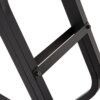 Czarny metalowy stojak na drewno o geometrycznym kształcie z widocznymi śrubami łączącymi elementy konstrukcji. Produkt ma gładką powierzchnię i prostokątne profile.