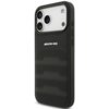 Czarne etui na telefon z trzema wycięciami na aparaty i jednym na lampę błyskową, ozdobione wytłoczonymi liniami oraz logo "AMG". Na boku etui znajdują się dwa przyciski.