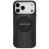 Czarne etui na telefon z przezroczystymi elementami i wzorem plastra miodu, posiada logo "AMG" na środku. Etui jest przeznaczone do modelu Apple iPhone 17 Pro Max i ma wycięcia na trzy obiektywy aparatu oraz lampę błyskową.