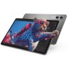Tablet w kolorze szarym z wyświetlaczem przedstawiającym kolorową grafikę geparda w okularach przeciwsłonecznych, z plecakiem na plecach, na tle nieba. Na obudowie widoczne są dwa obiektywy aparatu oraz napis "YOGA".