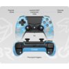 Na zdjęciu znajduje się niebieski kontroler z kamuflażowym wzorem, z widocznymi przyciskami: Home, Share, PS oraz joystickami 360° z sensorem Halla. Na kontrolerze widnieje napis "COBRA", a także oznaczenia "Precyzyjne triggery".