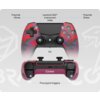 Kontroler w czerwonym kamuflażu z widocznymi przyciskami: Home, Share, joystickami 360° z sensorem Halla, przyciskiem PS oraz precyzyjnymi triggerami. Na dolnej części kontrolera znajduje się logo "COBRA".