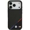 Czarne etui z teksturą karbonową, ozdobione trzema kolorowymi paskami w odcieniach niebieskiego, granatowego i czerwonego, oraz logo BMW M na dole. W górnej części widoczne są trzy otwory na obiektywy aparatu i jeden na lampę błyskową.