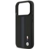 Czarne etui z perforowanym niebieskim paskiem i logo BMW M na dole, przeznaczone do telefonu Apple iPhone 17 Pro, kompatybilne z MagSafe. Na etui widoczne są przyciski boczne oraz okrągłe logo BMW.