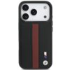 Czarne etui na telefon z czerwonym perforowanym paskiem pośrodku, posiada logo BMW M w dolnej części. W górnej części widoczne są trzy obiektywy aparatu telefonu.