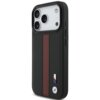 Czarne etui na telefon z perforowanym czerwonym paskiem i logo BMW M na dole. Etui posiada wycięcia na trzy obiektywy aparatu oraz przyciski boczne.