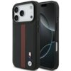 Czarne etui na telefon z czerwonym perforowanym paskiem i logo BMW M na dole. Etui jest przystosowane do iPhone'a z trzema aparatami i posiada funkcję MagSafe.