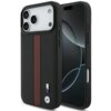Czarne etui na telefon z czerwonym perforowanym paskiem i logo BMW M na dole. Etui jest dopasowane do modelu telefonu z trzema aparatami i posiada wycięcia na przyciski oraz porty.