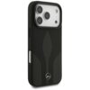 Czarne etui na telefon z widocznym logo Mercedes na dole, posiada wycięcia na trzy obiektywy aparatu oraz dodatkowe otwory. Etui ma gładką powierzchnię z subtelnymi wzorami i metalicznym przyciskiem z boku.