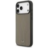 Etui na telefon wykonane z taupe skóry, z trzema wycięciami na aparaty i przyciskami po boku, ozdobione metalowym logo Mercedes na dole.
