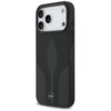 Czarne etui na telefon z trzema wycięciami na aparaty i jednym na lampę błyskową, ozdobione logo Mercedes w dolnej części. Etui ma gładką powierzchnię z delikatnymi wypukłościami i przyciskami po boku.